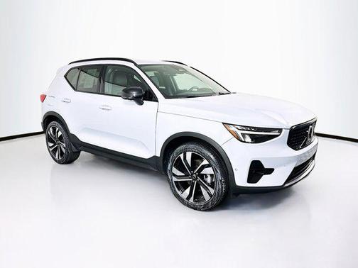 2024 Volvo XC40 Plus Dark Theme