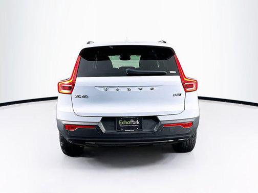 2024 Volvo XC40 Plus Dark Theme