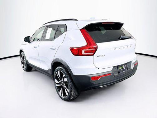 2024 Volvo XC40 Plus Dark Theme