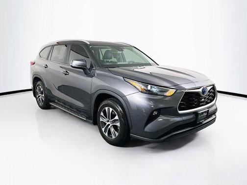 Magnetic Gray Metallic 2023 Toyota Highlander Hybrid XLE