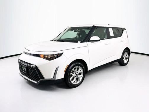 Snow White Pearl 2025 Kia Soul LX