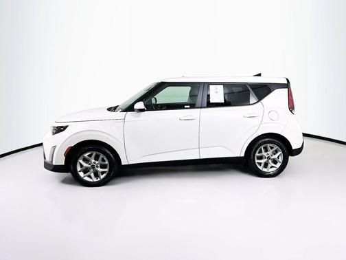 Snow White Pearl 2025 Kia Soul LX