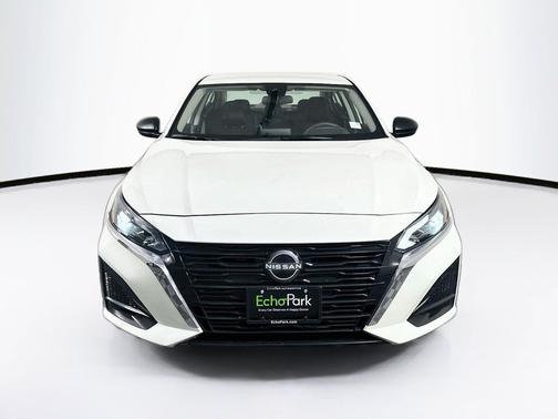 Glacier White 2025 Nissan Altima SV
