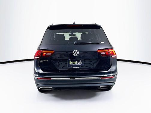 Deep Black Pearl 2021 Volkswagen Tiguan 2.0T SE