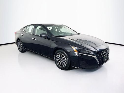 Super Black 2025 Nissan Altima SV