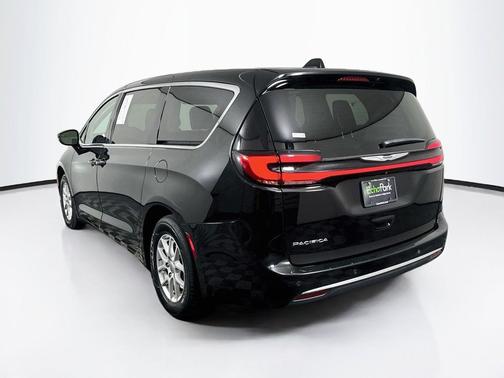 Diamond Black Crystal Pearlcoat 2024 Chrysler Pacifica Touring L