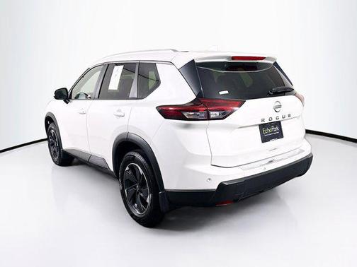 Everest White Pearl 2025 Nissan Rogue SV