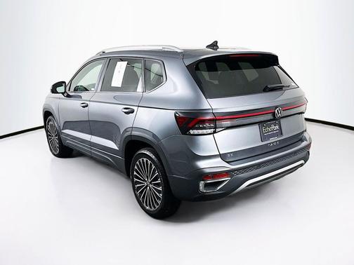 Platinum Gray Metallic 2025 Volkswagen Taos 1.5T SE