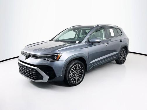 Platinum Gray Metallic 2025 Volkswagen Taos 1.5T SE