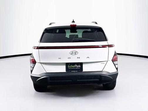 Atlas White 2025 Hyundai KONA SEL