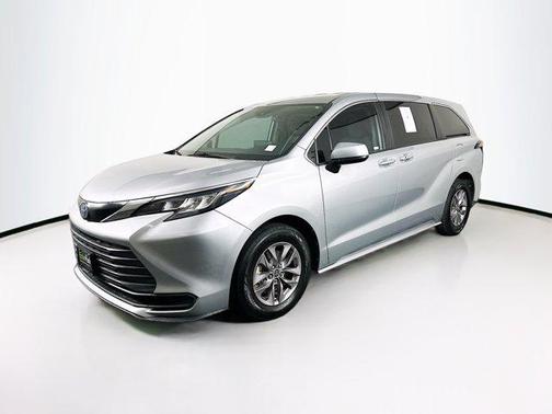 2022 Toyota Sienna LE
