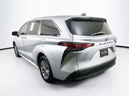 2022 Toyota Sienna LE