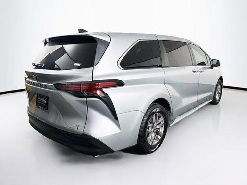 2022 Toyota Sienna LE