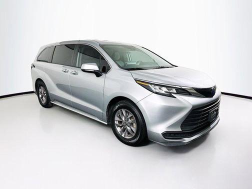 2022 Toyota Sienna LE