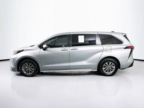 2022 Toyota Sienna LE