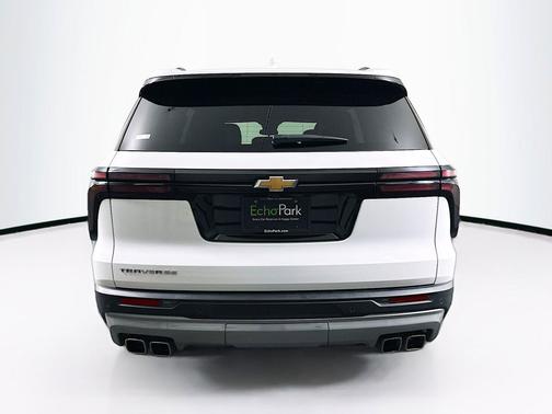 Summit White 2025 Chevrolet Traverse LT