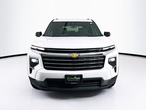 Summit White 2025 Chevrolet Traverse LT