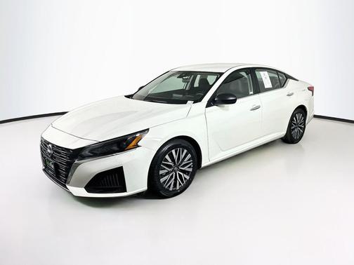 Glacier White 2025 Nissan Altima SV