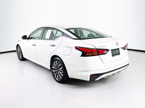 Pearl White Tricoat 2025 Nissan Altima SV