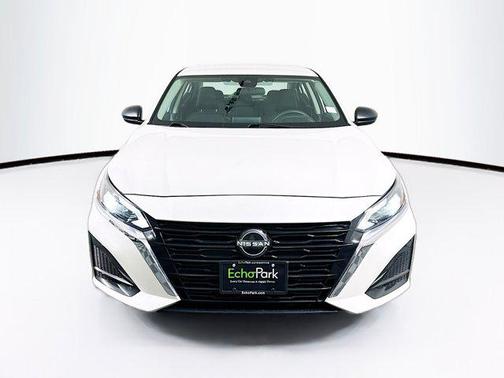 Pearl White Tricoat 2025 Nissan Altima SV