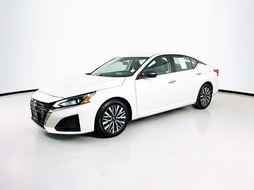 Pearl White Tricoat 2025 Nissan Altima SV