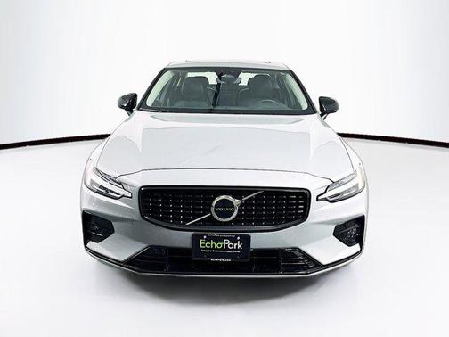 2024 Volvo S60 Core Dark Theme