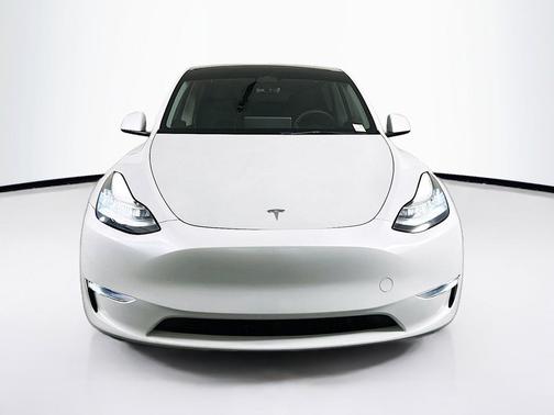 Pearl White Multi-Coat 2023 Tesla Model Y Long Range
