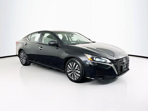 Super Black 2025 Nissan Altima SV