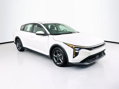 Snow White Pearl 2025 Kia K4 LXS