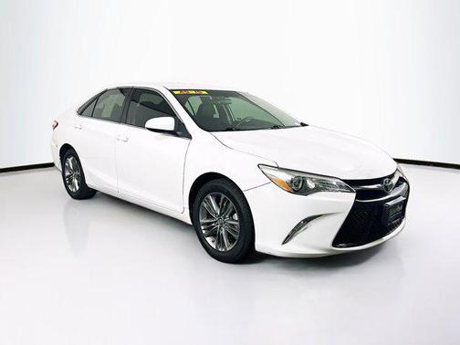 Super White 2017 Toyota Camry SE