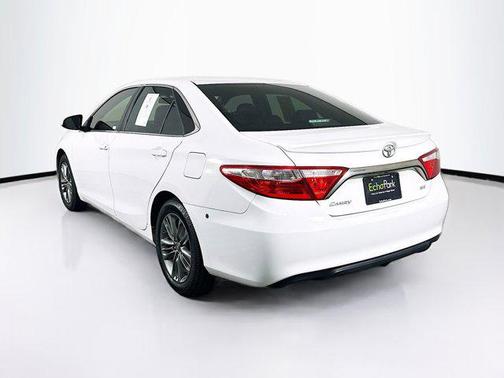 Super White 2017 Toyota Camry SE