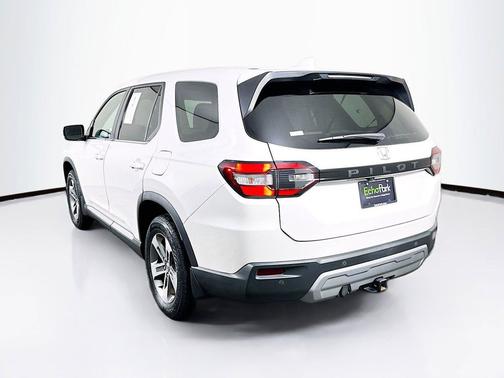 Platinum White Pearl 2023 Honda Pilot EX-L 8 Passenger