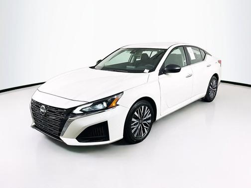 Glacier White 2025 Nissan Altima SV FWD