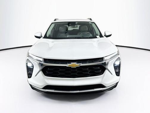 Summit White 2025 Chevrolet Trax LT