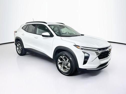 Summit White 2025 Chevrolet Trax LT