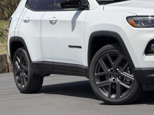 Bright White Clearcoat 2026 Jeep Compass Latitude