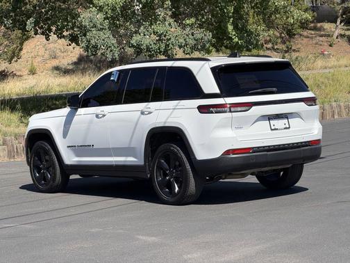Bright White Clearcoat 2023 Jeep Grand Cherokee Altitude
