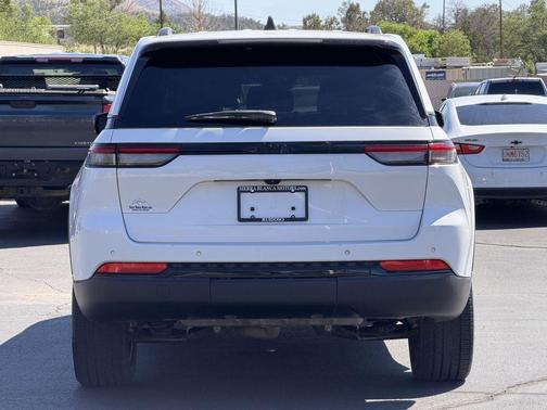 Bright White Clearcoat 2023 Jeep Grand Cherokee Altitude