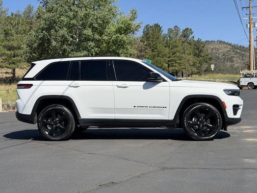 Bright White Clearcoat 2023 Jeep Grand Cherokee Altitude