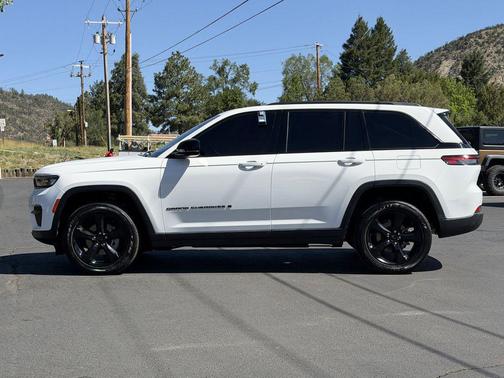 Bright White Clearcoat 2023 Jeep Grand Cherokee Altitude