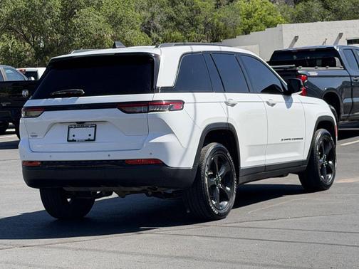 Bright White Clearcoat 2023 Jeep Grand Cherokee Altitude