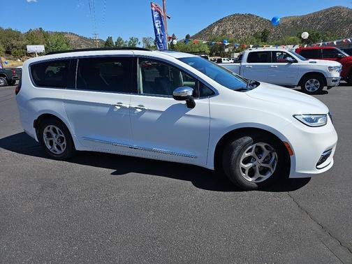 Bright White Clearcoat 2023 Chrysler Pacifica Limited