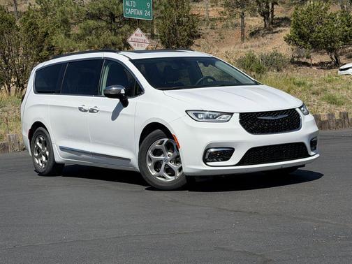 Bright White Clearcoat 2023 Chrysler Pacifica Limited