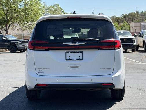 Bright White Clearcoat 2023 Chrysler Pacifica Limited