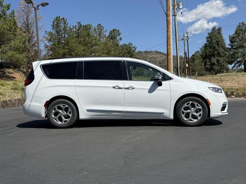 Bright White Clearcoat 2023 Chrysler Pacifica Limited