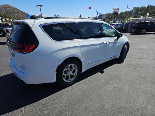 Bright White Clearcoat 2023 Chrysler Pacifica Limited