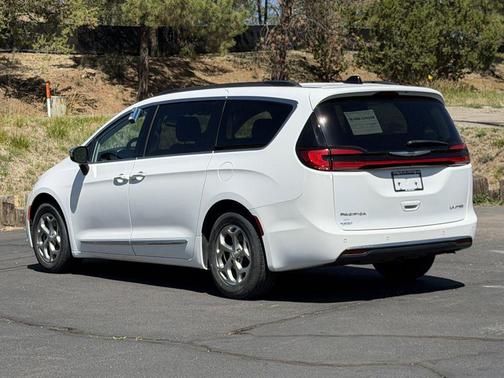 Bright White Clearcoat 2023 Chrysler Pacifica Limited