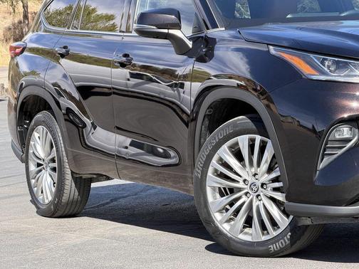 Opulent Amber 2022 Toyota Highlander Platinum