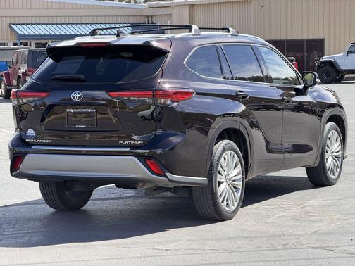 Opulent Amber 2022 Toyota Highlander Platinum