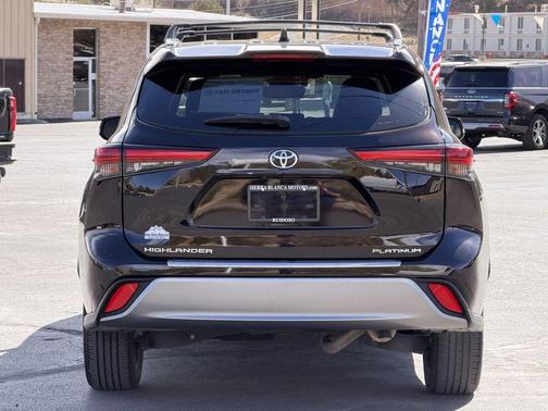 Opulent Amber 2022 Toyota Highlander Platinum